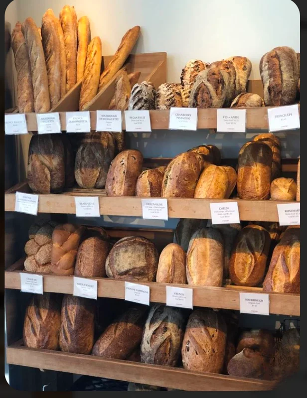 Rekken vol versgebakken brood bij Wilde Gisten