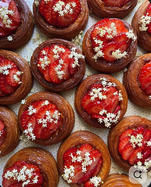 Viennoiserie met aardbei en vlierbloesem