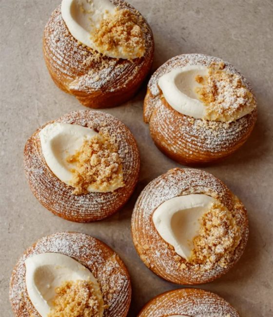 Gebak met roomvulling en crumble