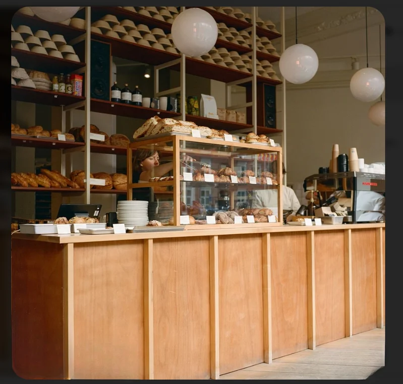 De houten verkoopbar met versgebakken viennoiserie
