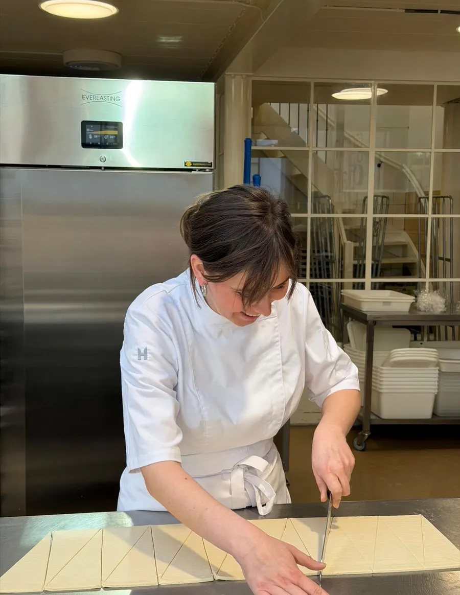Croissantdeeg versnijden tijdens de opleiding aan het Bakery Institute